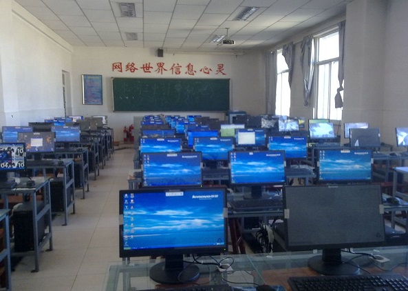 学校机房效果图