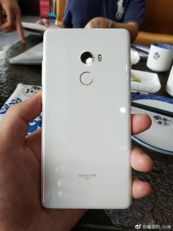 比iPhone X更好看？小米MIX2陶瓷版白色真机：黑边好评