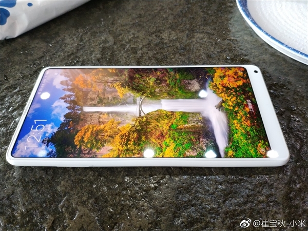 比iPhone X更好看？小米MIX2陶瓷版白色真机：黑边好评